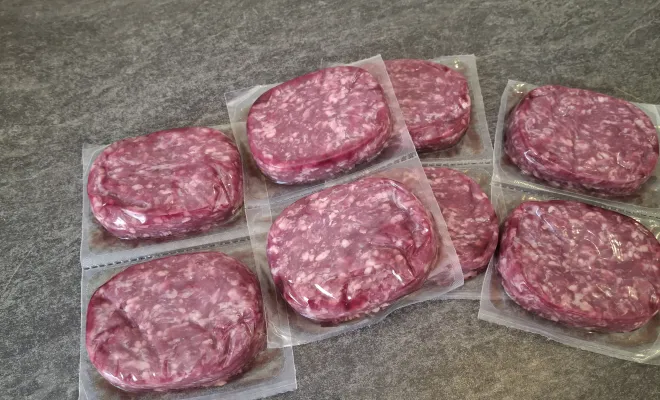 Vente de colis de bœufs et steaks hachés à la ferme Le Clavel, Vallesvilles, Ferme Le Clavel